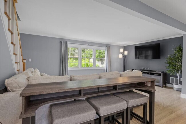 Building Photo - 2 Meadow Ln