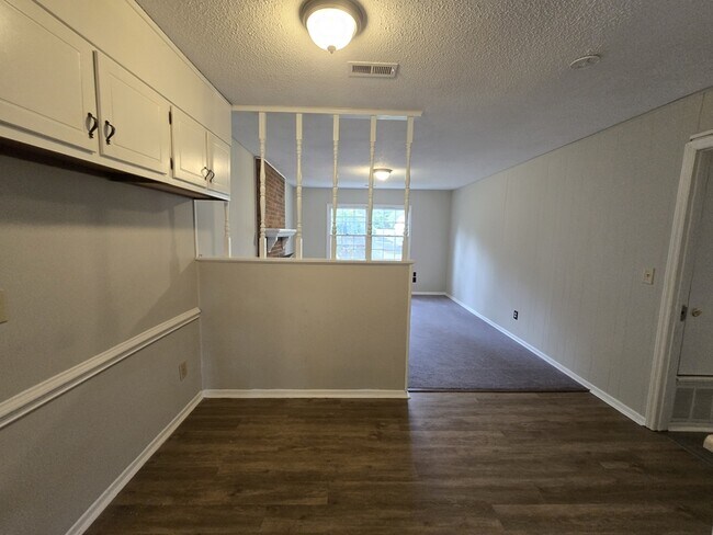 Building Photo - 1410 Suterland Rd