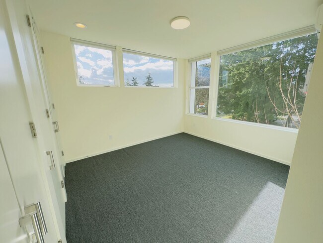 Building Photo - 3 Bedroom Central District Townhome w/ Garage, AC & Rooftop Deck