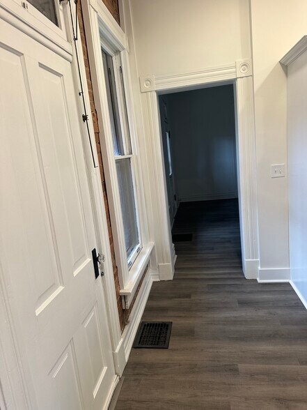 Building Photo - 81 Warren St