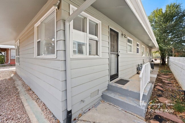 Building Photo - CHARMING WESTSIDE 2BD HOME with A/C - Security Deposit Waiver Available