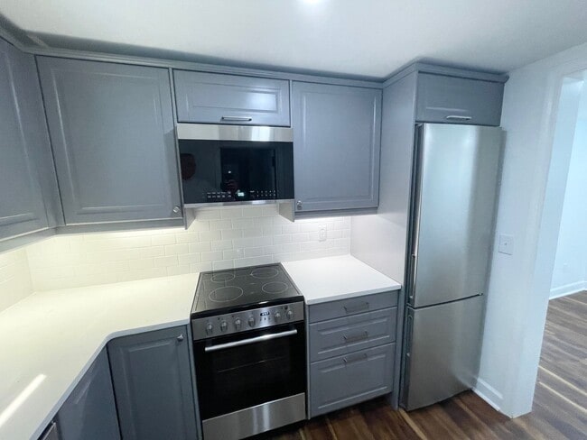 Building Photo - Newly Renovated 1 bedroom