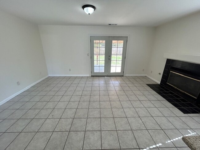 Building Photo - Newly Remodeled