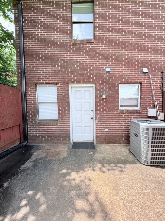 Building Photo - Downtown Sugar Hill Townhome - 2 bed/1.5 bath end unit