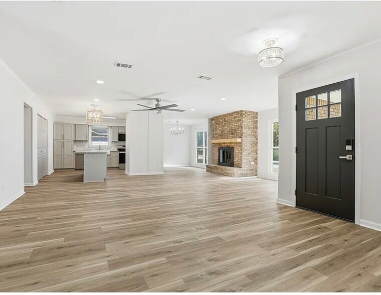 Building Photo - 6215 Parker Dr