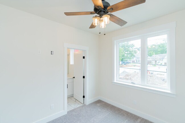 Building Photo - 2 Bedroom Townhome in Northshore Chattanooga