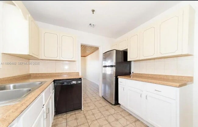 Building Photo - 438 Malverne Rd