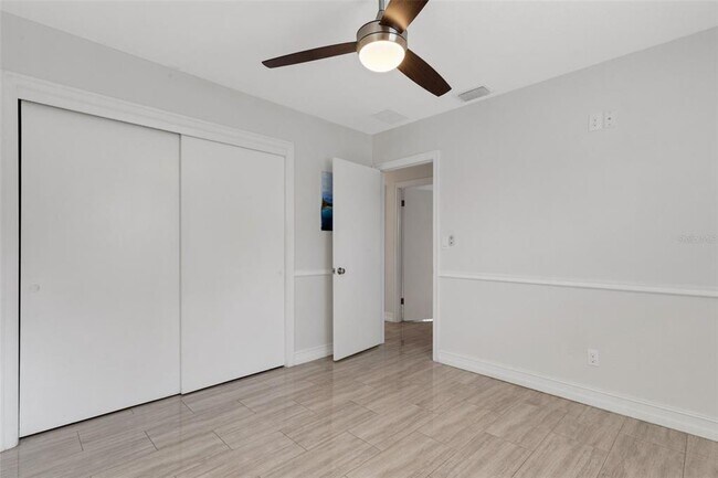 Building Photo - 2914 W Lake Ave