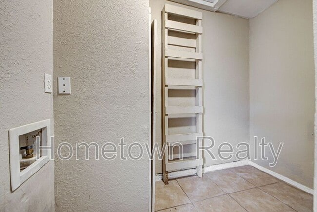 Building Photo - 1833 NE 51st St