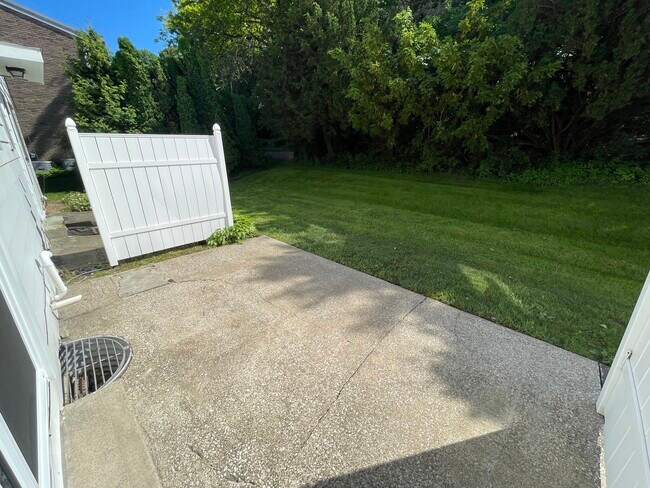 Building Photo - 2598 Chamberlain Rd