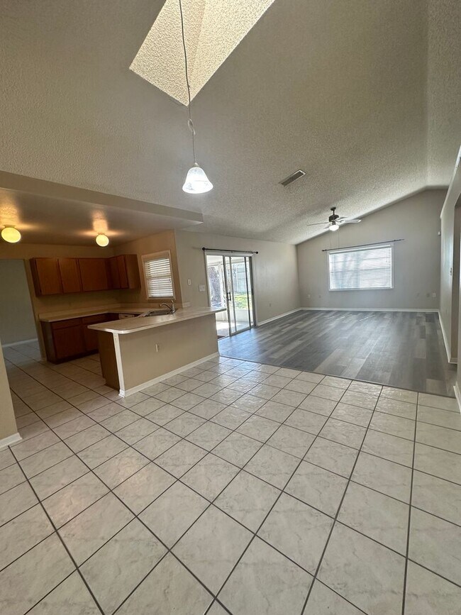 Building Photo - SPACIOUS 3 Bedroom, 2 Bathroom Ekana Point...