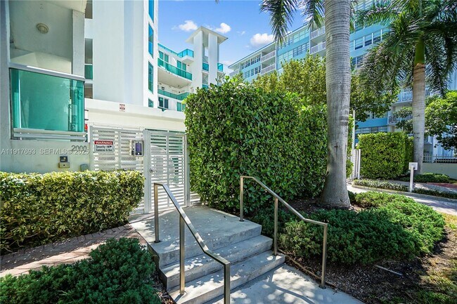 Building Photo - 2000 Bay Dr