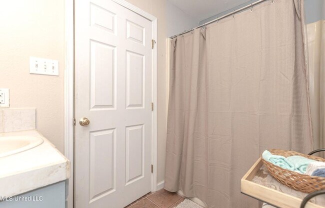 Building Photo - Downtown OS - Golf Cart District (Furnished!)