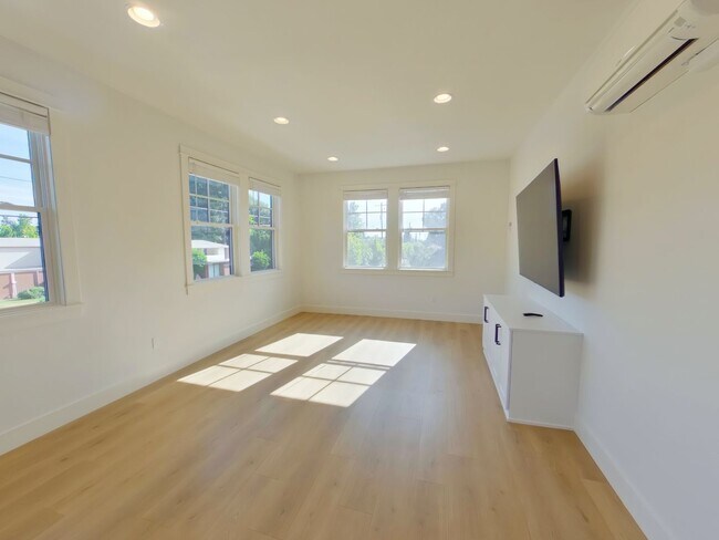 Building Photo - 2790 NW Harrison Blvd