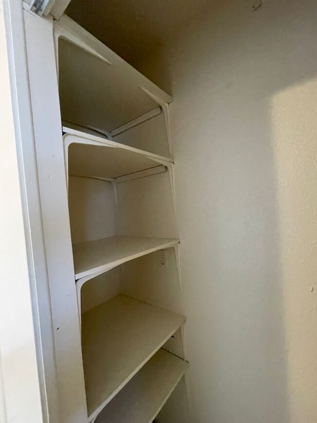 Building Photo - Victorville, 3 Bedroom, 2 Bathrooms, Large...