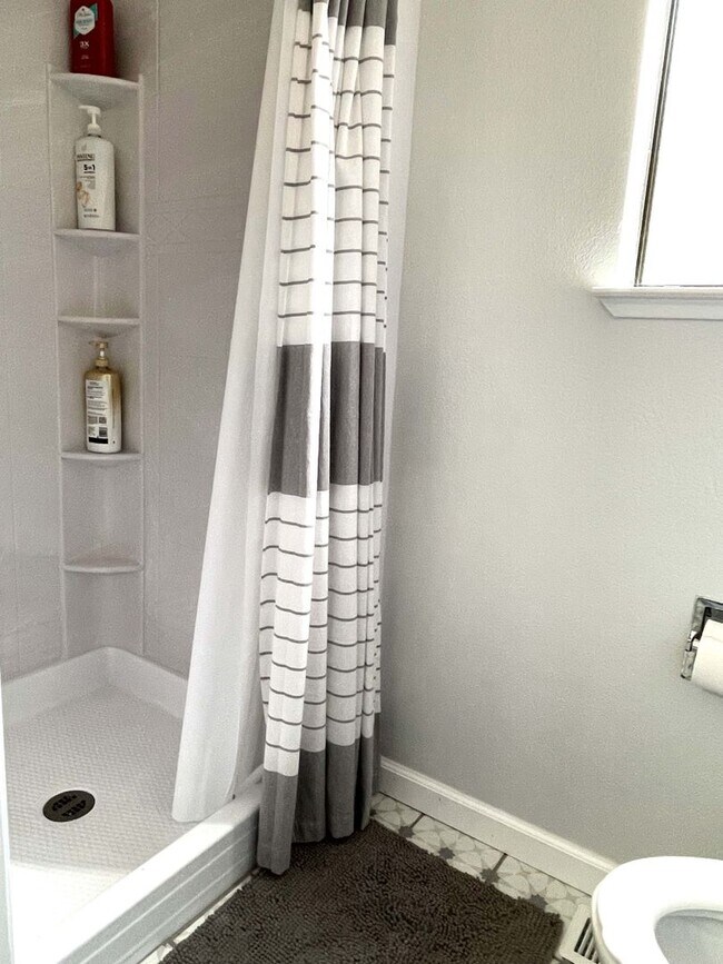 Building Photo - 3 bedroom, 3 bath unfurnished or furnished...