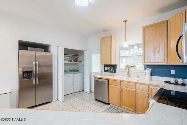Building Photo - 204 Student Ln