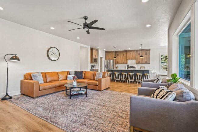 Building Photo - 1013 Yew Wood St