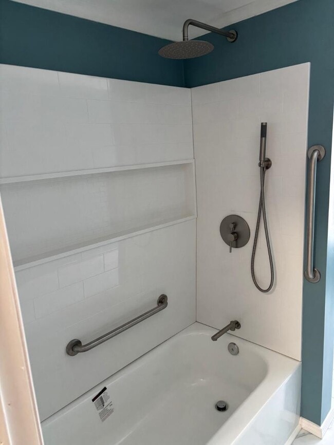 Building Photo - 2517 W Chestnut Ave