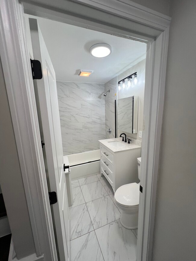 Building Photo - 296 Oak St