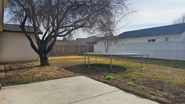 Building Photo - Rare Single-Level 3BR Home w/ Yard & 2-Car Garage