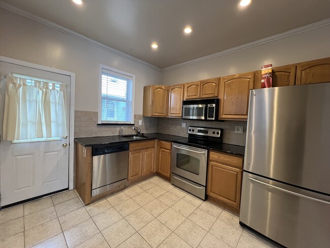 Kitchen - 2625 S Percy St