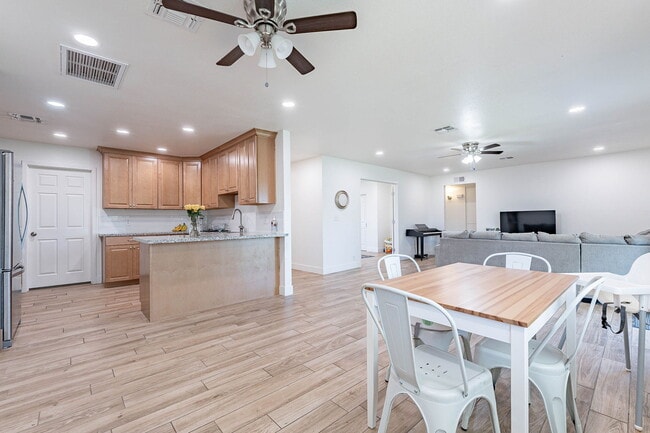 Building Photo - 651 E Kael Cir