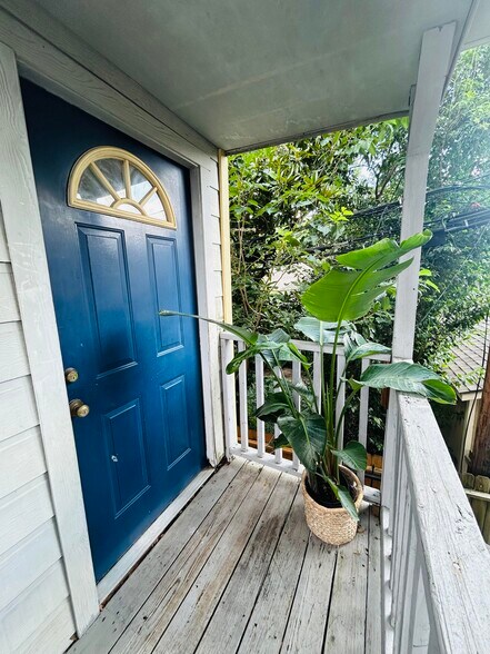 Second floor apartment - 2522 Wordsworth St