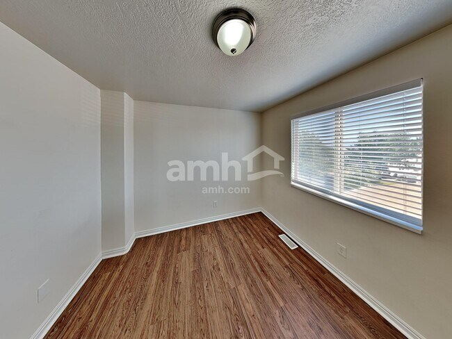 Building Photo - 8558 Laurel Oak Dr