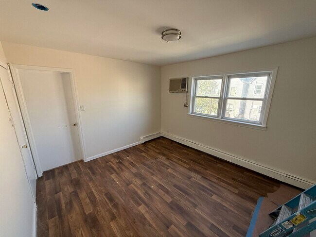 Building Photo - 129 W 20th St