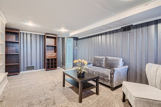 Building Photo - 695 Ash St.