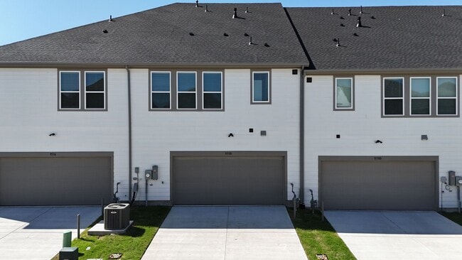 Building Photo - 9508 Espalier St