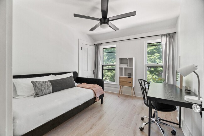 Building Photo - Renovated Historic Townhome — 2BR, 1,000 Sq Ft, West Central