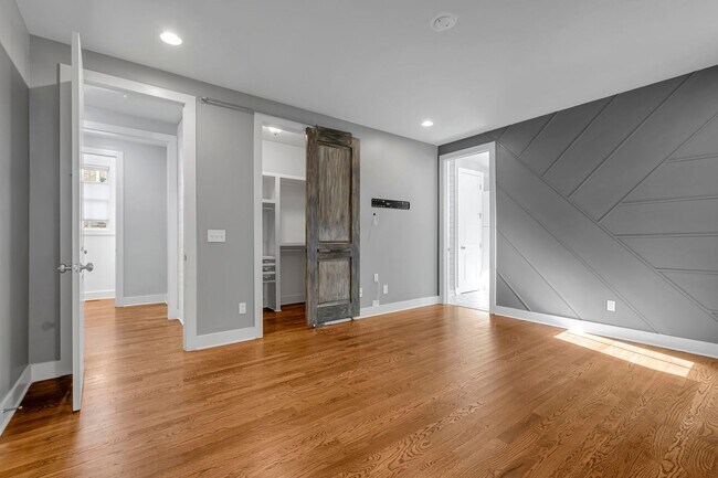 Building Photo - Great price for a huge house! CHARMING Sylvan Heights home 4 Bed 4 Bath. Beautiful private backya...