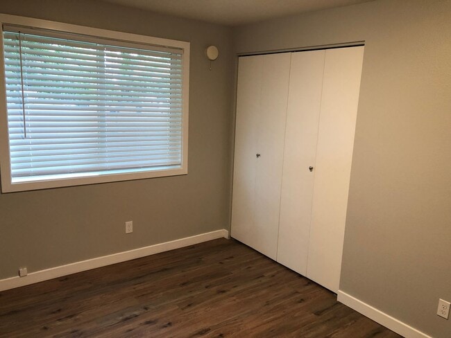 Building Photo - Completely updated 3 bedroom 1 bath duplex!