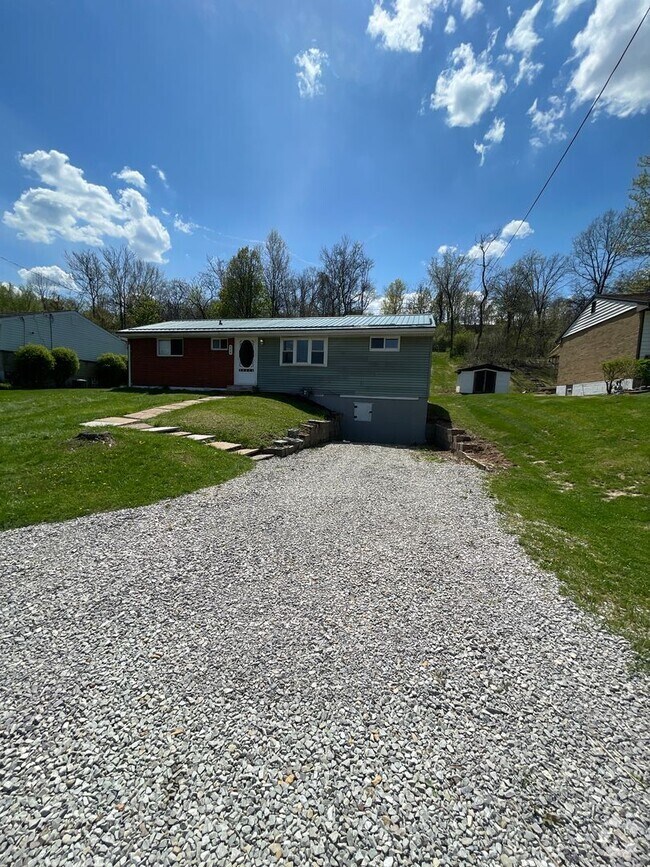 Building Photo - Freshly Renovated 3 Bedroom Ranch with Mod...