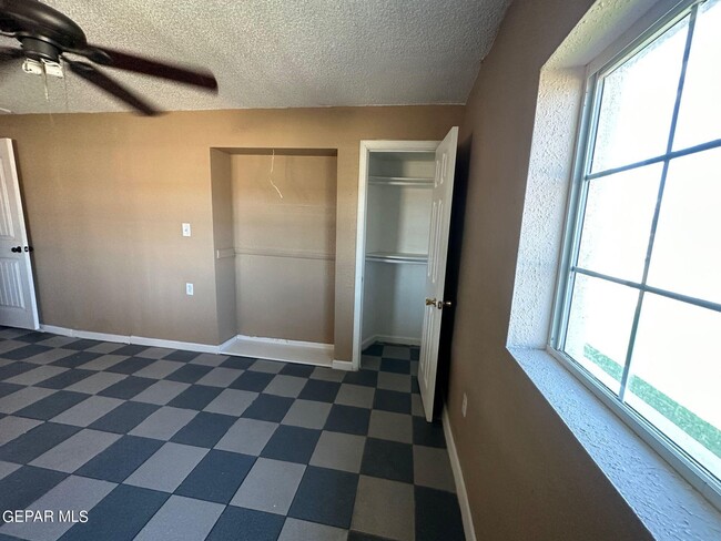 Building Photo - 408 Fresno Dr