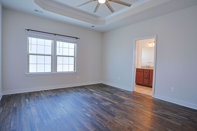 Building Photo - Welcome home to this move-in ready end uni...