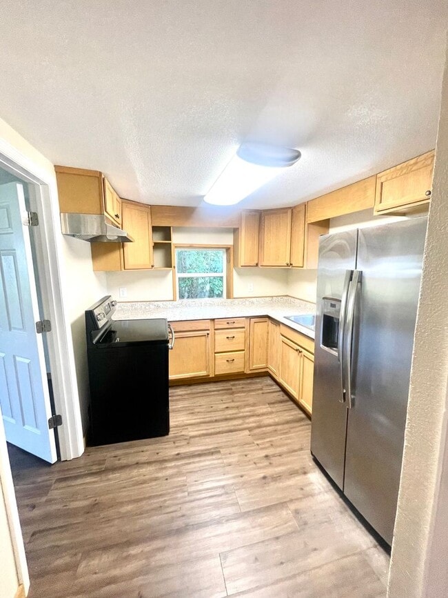 Building Photo - 519 E 7th St