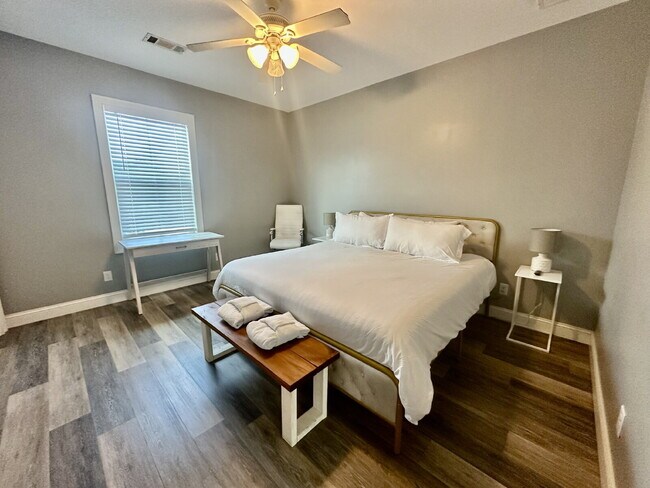 Building Photo - One Bedroom Furnished Garage Apartment in Bluffton Park!