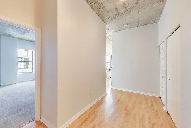 Building Photo - 1122 W Catalpa Ave