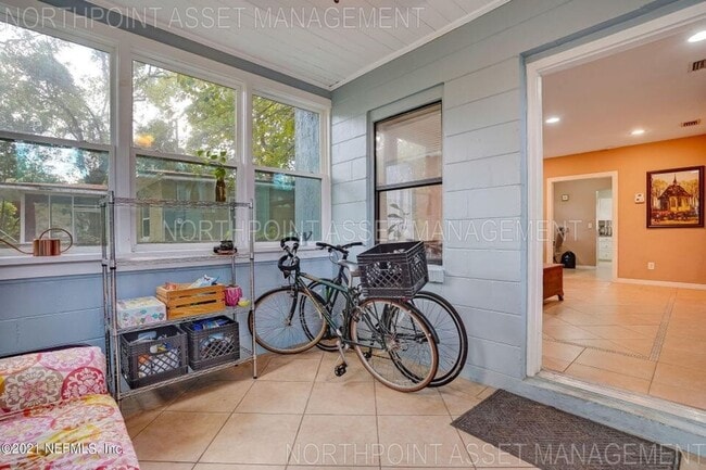 Building Photo - Cute 2BR 1BA Home w/ Stainless Kitchen • Fenced Yard in Jacksonville