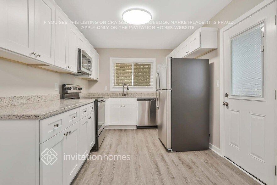 Building Photo - 327 Terrydale Dr SE