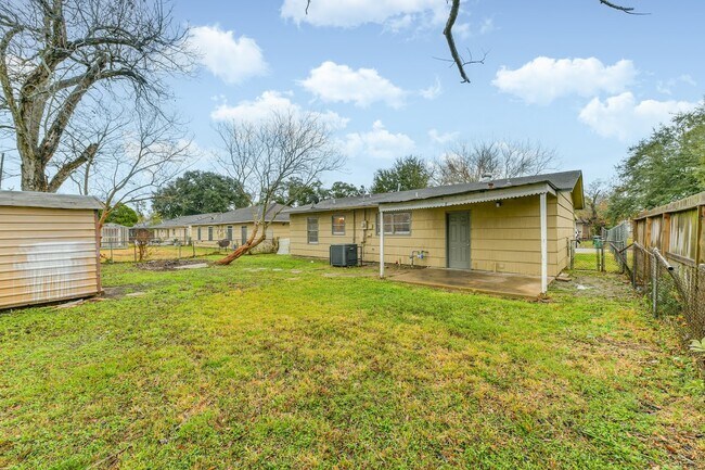 Building Photo - 5855 Beldart St