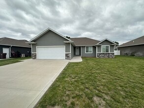 Building Photo - $2500 - Beautiful 3 bed 2 bath home in South Sioux City