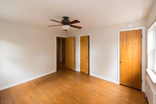 Building Photo - Extra Spacious Top Unit Duplex