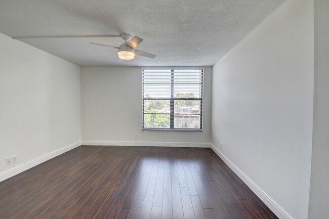 Building Photo - 18 Royal Palm Way