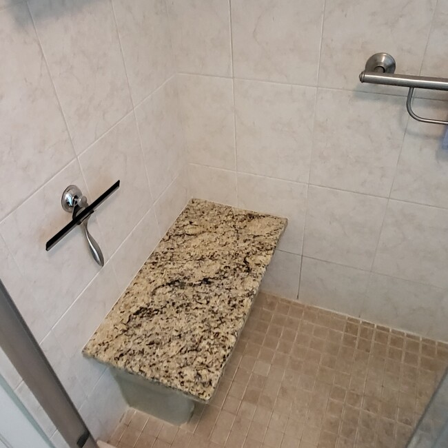 Shower seating area - 3943 Lake Bayshore Dr