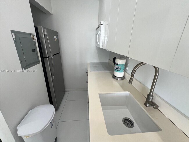 Building Photo - 100 Lincoln Rd