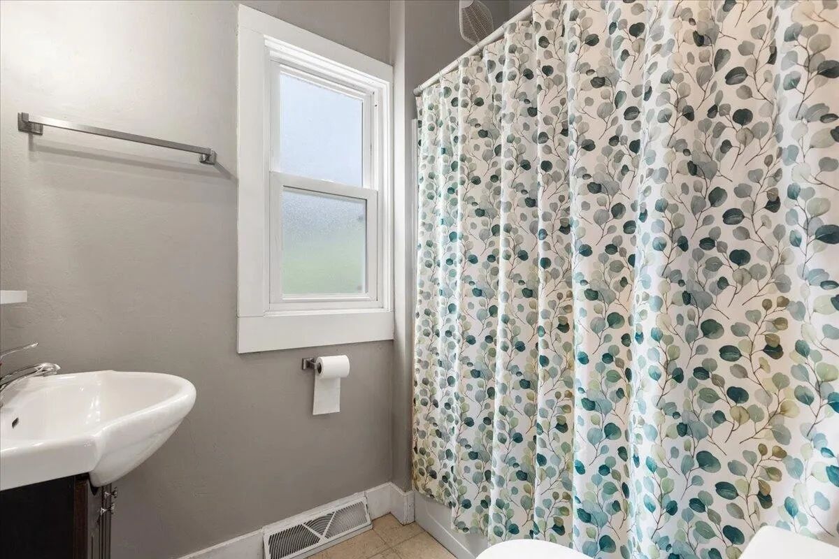 Bathroom - 1052 Poplar St